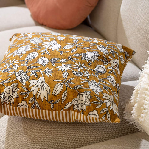 JUDITH - kussenhoes 45x45 cm - bloemenmotief - 100% katoen - Chai Tea - geel