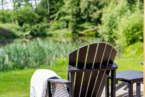 MaximaVida kunststof adirondack tuinstoel met voetenbankje Montreal zwart - luxe uitvoering - vtwonen shop