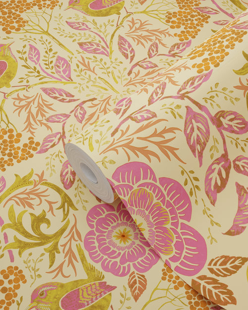 ESTAhome behang bloemen en vogels in art nouveau stijl geel en fuchsia roze - 50 x 900 cm - 131728