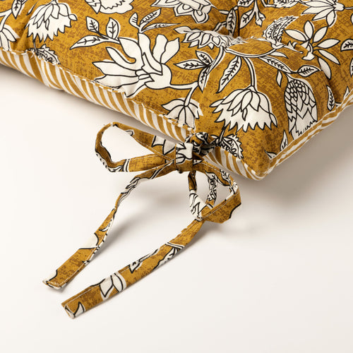 JUDITH - stoelkussen 40x40 cm - bloemenmotief - met striklinten - Chai Tea - geel