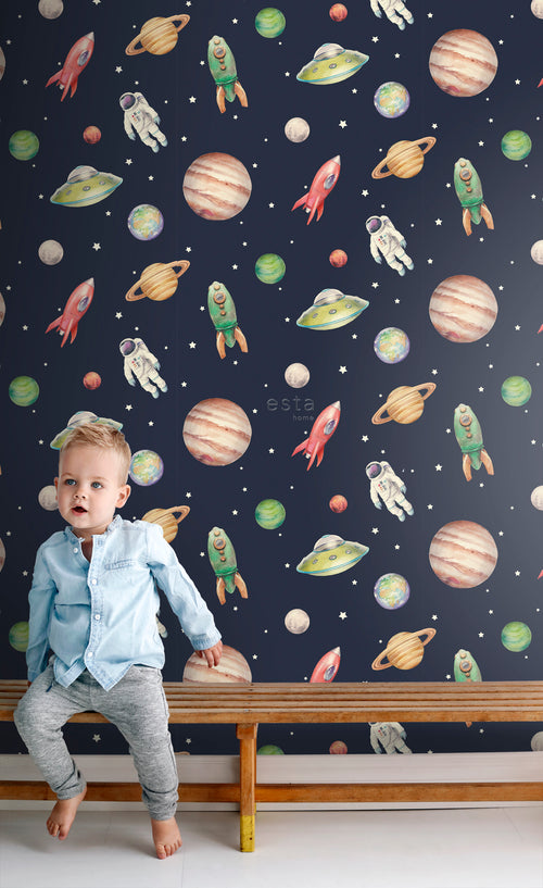 Sanders & Sanders behang planeten in de ruimte donkerblauw, groen en rood - 53 cm x 10.05 m - 935347