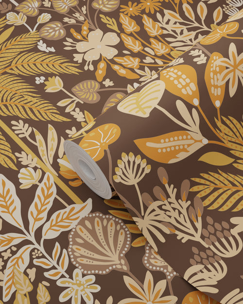 ESTAhome behang tropische bladeren en bloemen oranje, beige, mosterdgeel en donkerbruin - 50 x 900 cm - 130945 - vtwonen shop