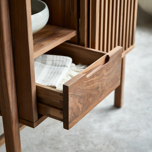 Tikamoon Dressoir van massief notenhout en premium terrazzo 80 cm - Bruin - vtwonen shop