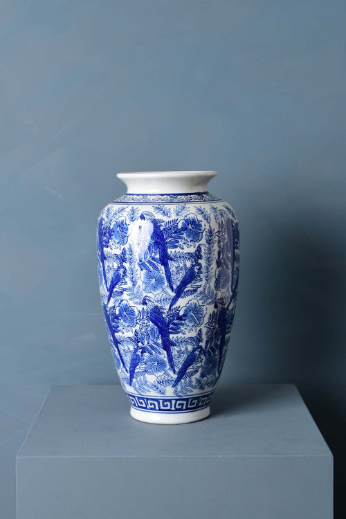 Madame Fleurie Azurica II Vaas – Handgeschilderd Blauw-Wit – Klassiek Design met Vogels & Bloemen - 18 x18x36cm
