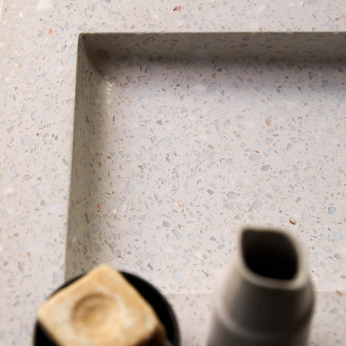 Tikamoon Badkamermeubel van massief notenhout en moon premium terrazzo 80 cm - Beige - vtwonen shop