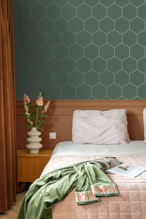 ESTAhome behang hexagon donkergroen en goud - 53 cm x 10.05 m - 139228