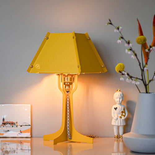 Fabricado tafellamp Lampie - geel - messing details - hoogte 31,5 cm