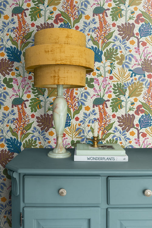 Borastapeter behang bladeren groen, geel, roze en blauw - 49 cm x 10.05 m - 660831 - vtwonen shop