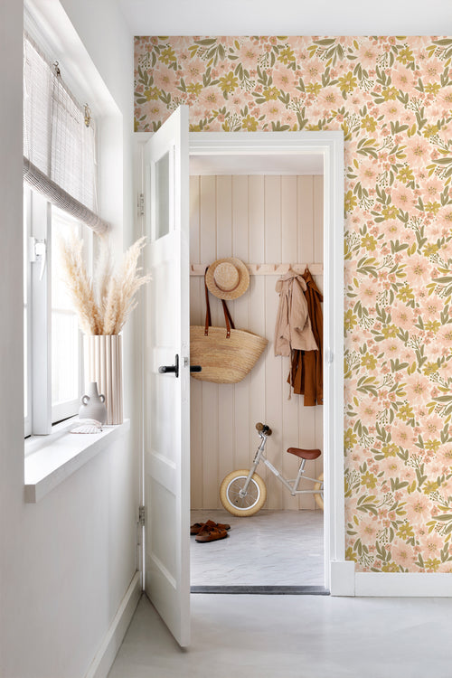 ESTAhome behang bloemen zacht roze, okergeel en vergrijsd groen - 50 x 900 cm - 130924 - vtwonen shop