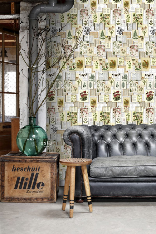 ESTAhome XXL behang bladzijden botanisch bloemen en planten boek licht crème beige, groen, bruin en okergeel - 50 x 900 cm - 158825 - vtwonen shop