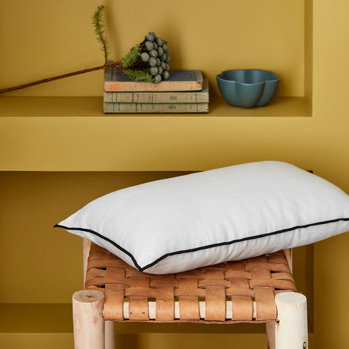 Madura Kussenovertrek Carlina puur witte en zwarte hommel 40x60 cm