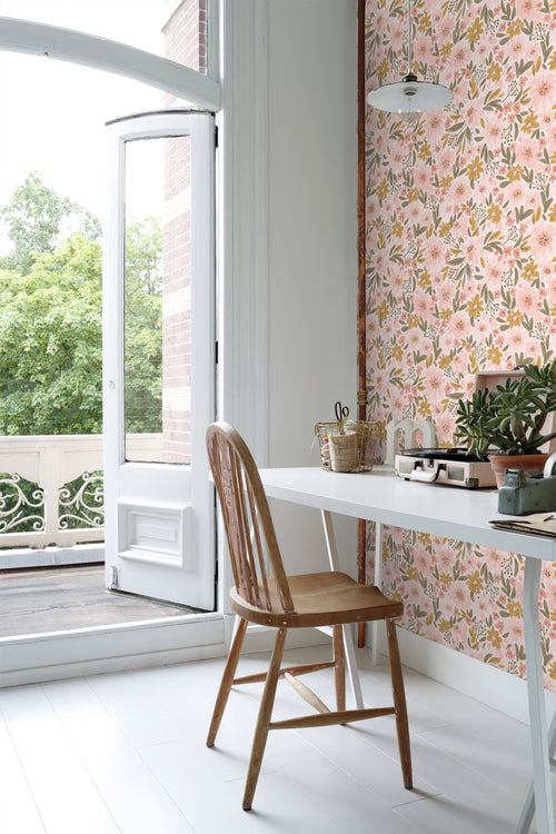 ESTAhome behang bloemen licht roze, okergeel en vergrijsd groen - 50 x 900 cm - 130923 - vtwonen shop