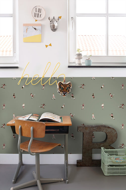 ESTAhome behang voetbalspeelsters vergrijsd groen - 50 x 900 cm - 131281 - vtwonen shop