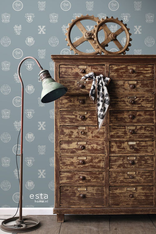 ESTAhome behang school emblemen licht vintage blauw - 53 cm x 10.05 m - 128803