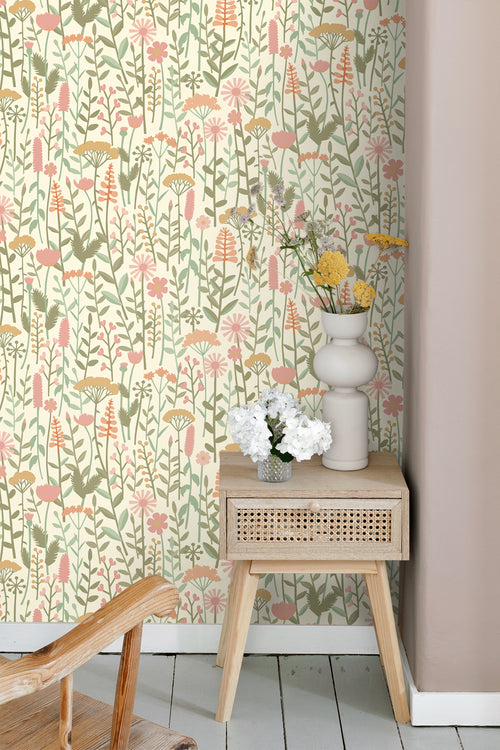 ESTAhome behang veldbloemen lichtgroen en roze - 50 x 900 cm - 131549 - vtwonen shop