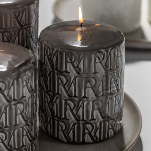 Rivièra Maison RM Monogram PillarCandle flax9,5x15 - Paraffine - Flax - vtwonen shop