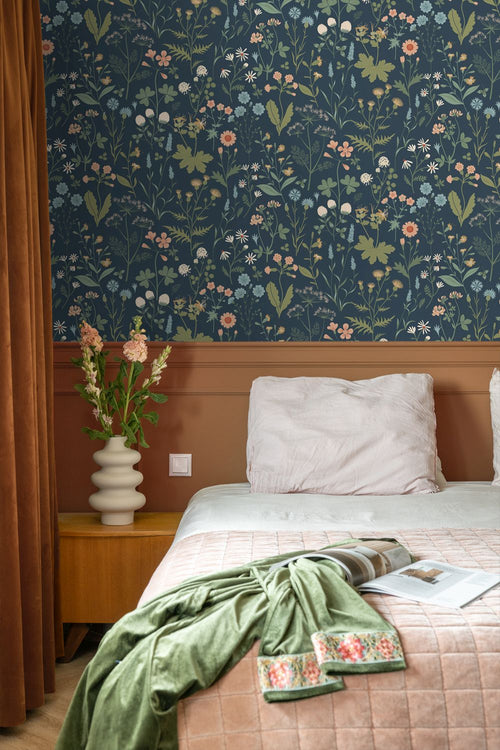 ESTAhome behang veldbloemen donkerblauw, groen en roze - 53 cm x 10.05 m - 139698