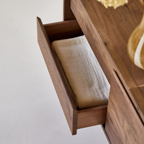 Tikamoon Dressoir van massief notenhout 130 cm - Bruin - vtwonen shop