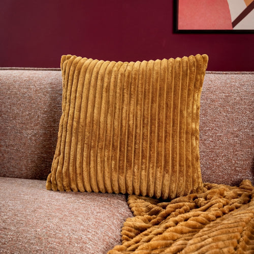 MART - kussenhoes 45x45 cm - zacht ribfluweel - gerecycled - Chai Tea - geel