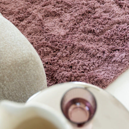 Organisch hoogpolig vloerkleed Pilo Darkpink Polyester Interieur05