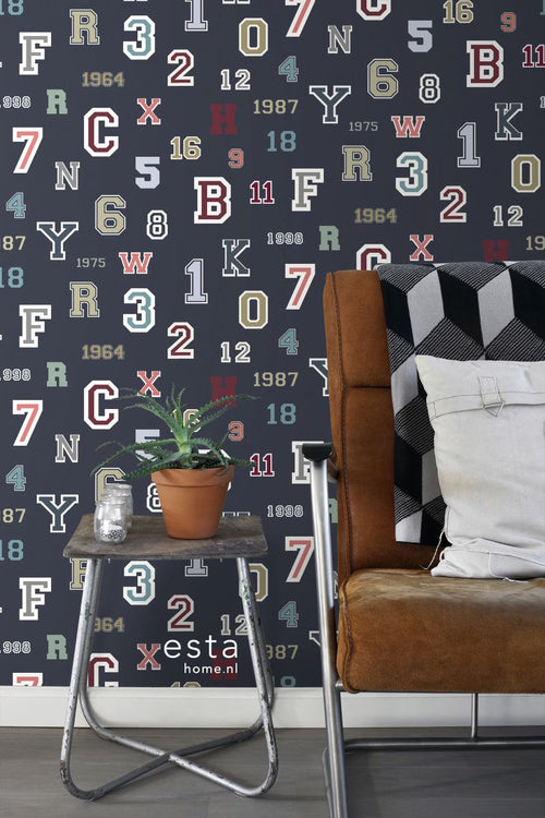 ESTAhome behang cijfers & letters donkerblauw - 53 cm x 10.05 m - 138833
