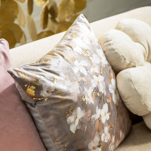 SUZY - sierkussen 45x45 cm - bloemenprint - Driftwood - taupe