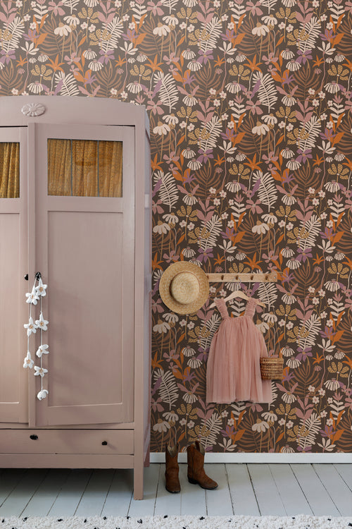 ESTAhome behang tropische bladeren en bloemen bruin, paars en meerkleurig - 50 x 900 cm - 130998 - vtwonen shop