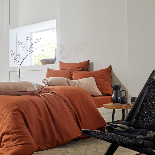 Madura Dekbedovertrek Carlina terracotta en zwarte hommel 260x240 cm