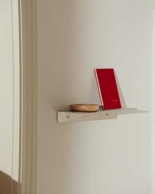 noo.ma Olbi Shelf displayplank - gepolijst roestvrij staal, golvende wandaccent
