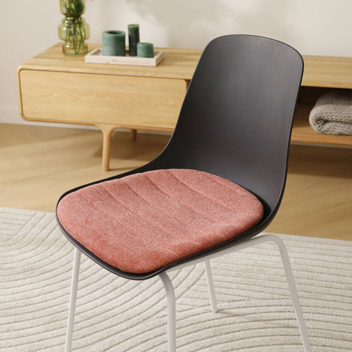 Nolon Nora-Liv Eetkamerstoel Zwart - Terracotta Kussen - Witte Poten - vtwonen shop