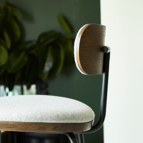 Tikamoon Barstoel in donker massief eikenhout, grijze stof en metaal - Grijs