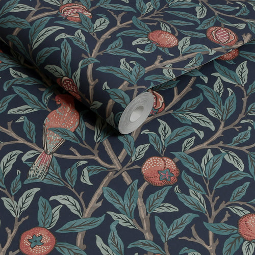 William Morris at Home vliesbehang Bird & Pomegranate Navy Blue - vtwonen shop