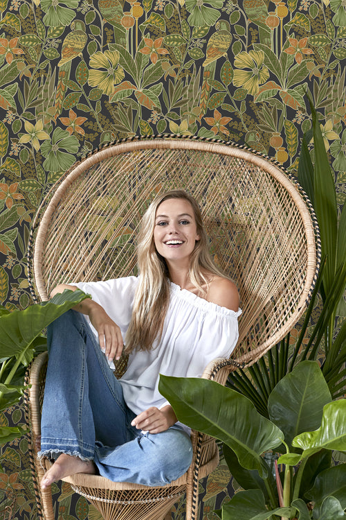 ESTAhome behang tropische bloemen en paradijsvogels vergrijsd olijfgroen - 50 x 900 cm - 131160 - vtwonen shop