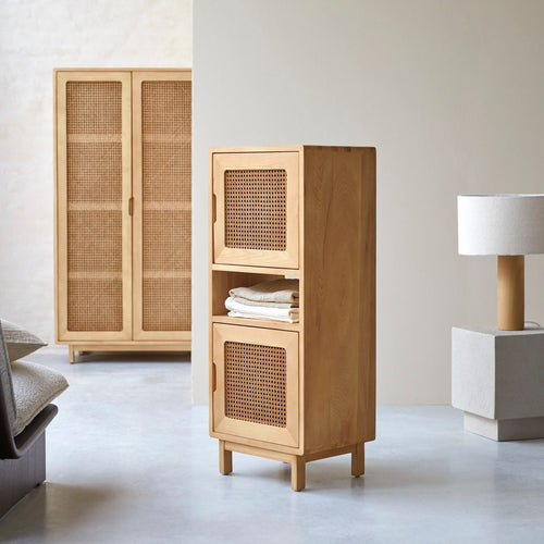 Tikamoon Lage boekenkast van massief iepenhout en vlechtwerk - Naturel - vtwonen shop