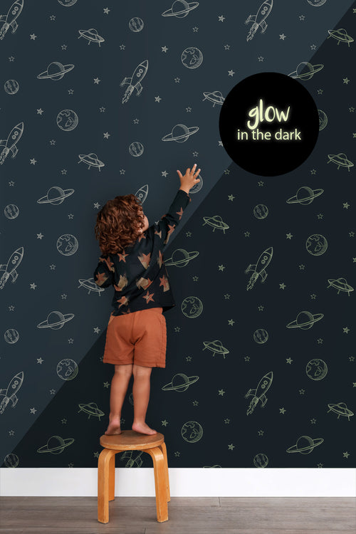 ESTAhome glow-in-the-dark behang planeten in de ruimte donkerblauw - 53 cm x 10.05 m - 139761