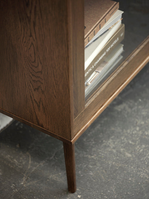 Rebellenclub Vitrinekast Yass - Smoked Eiken met Rattan - vtwonen shop