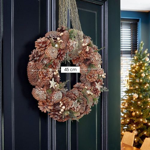 Mica Decorations Kerstkrans Brant H9 x Ø45 cm - Deurkrans met Dennenappels - Kerst Krans Deur en Tafel - Multifunctionele Kerstversiering - Bruin