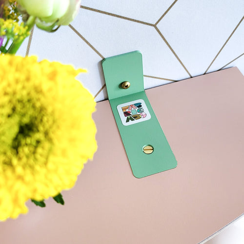 Fabricado wandplank Schappie – abrikoos - 60 cm met wandhaken groen - vtwonen shop