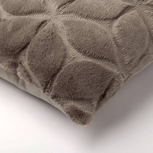 QUINN - kussenhoes 45x45 cm - bontlook - gewatteerd bloemmotief - Driftwood - taupe