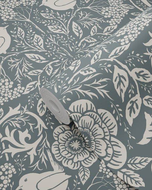 ESTAhome behang bloemen en vogels in art nouveau stijl vergrijsd donker blauw - 50 x 900 cm - 131991