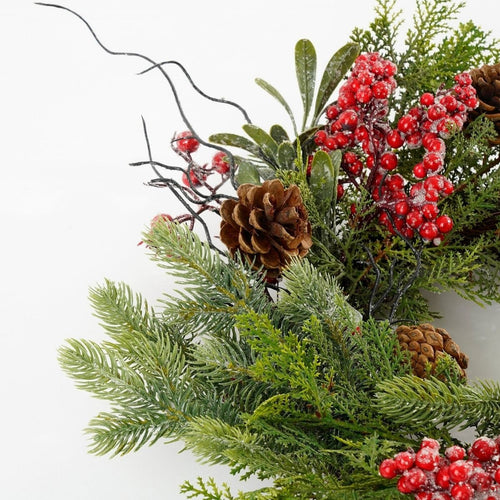Mica Decorations Randell Kerstkrans - Kerstversiering met besneeuwd effect - Deurkrans eenvoudig op te hangen - Decoratie met besjes en dennenappels -