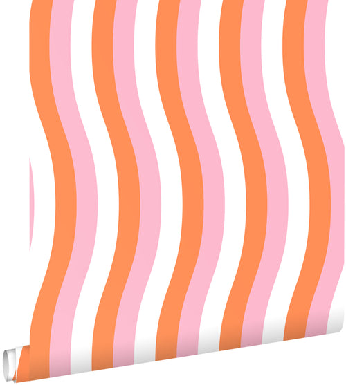 ESTAhome behang golvende strepen oranje en roze - 50 x 900 cm - 131613 - vtwonen shop