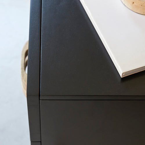 Tikamoon Nachtkastje van massief mangohout en rotan - Zwart - vtwonen shop