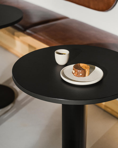 noo.ma Sool Café tafel small - rond eiken fineer Ø65 cm, stalen onderstel, Vulcano Black