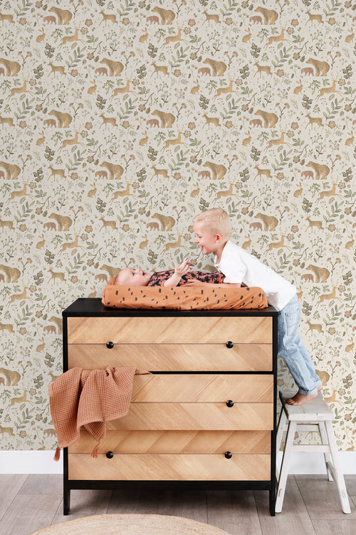 ESTAhome behang bos met bosdieren gebroken wit en beige - 53 cm x 10.05 m - 139525