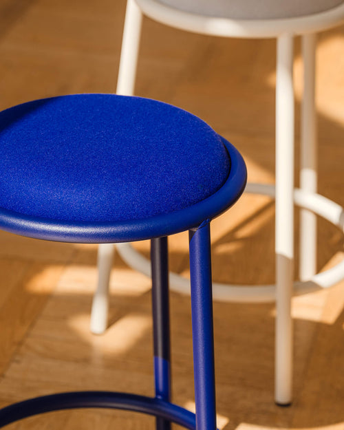 noo.ma Wine Berry barkruk - metalen frame, zachte gestoffeerde zitting