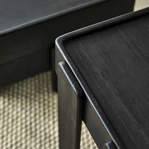 Tikamoon Stapelbare, zwarte bijzettafeltjes van massief mangohout - Zwart - vtwonen shop