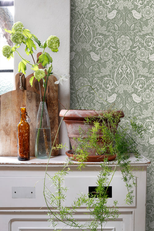 ESTAhome behang bloemen en vogels in art nouveau stijl vergrijsd groen - 53 cm x 10.05 m - 139293