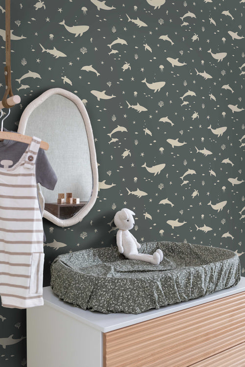 ESTAhome behang onderwaterwereld vergrijsd donker blauw - 50 x 900 cm - 131473 - vtwonen shop