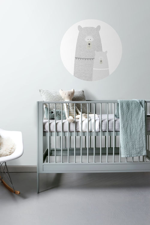 ESTAhome zelfklevende behangcirkel beren moeder en kind lichtgrijs - Ø 70 cm - 158976 - vtwonen shop